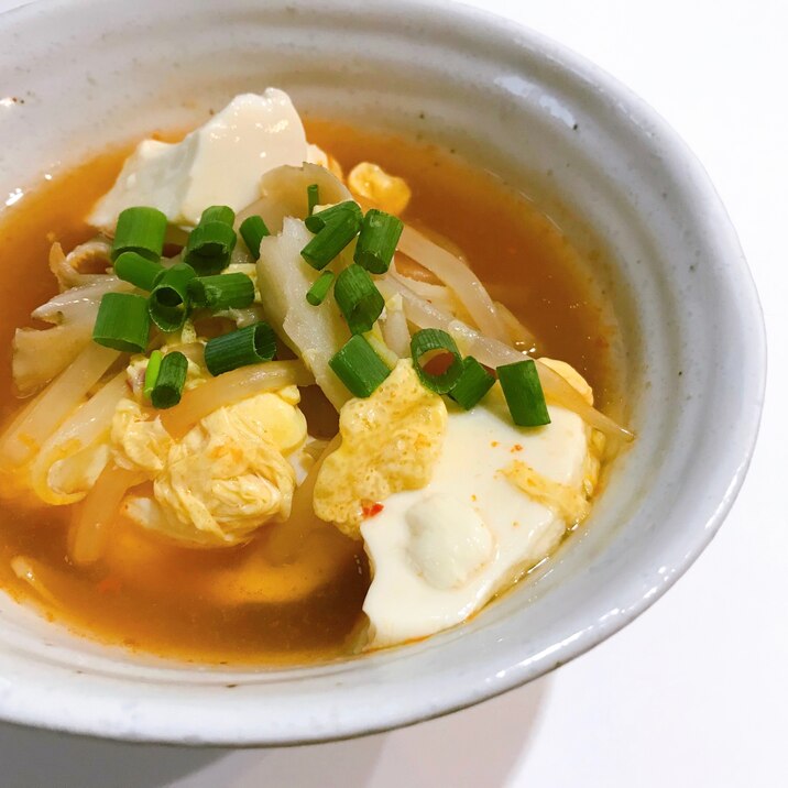 キムチの素で簡単！豆腐ともやしのピリ辛卵スープ